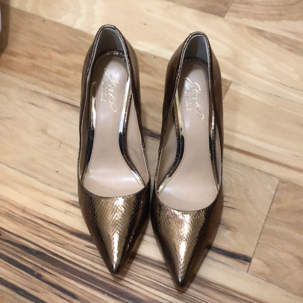 Never worn brand new jewel badgley mischka bronze gold metallic pumps size 8